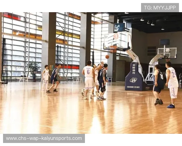 球场维修工匠日常揭秘：保障比赛顺利进行，篮球场地维修